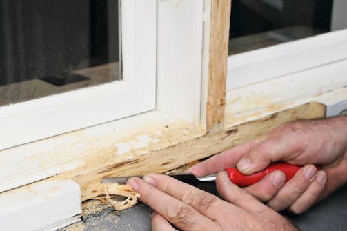 Ta bort det angripna träet: Hugg hålet helt rent med ett vasst stämjärn så att det bildas en plan limyta Ta bort det angripna träet: Hugg hålet helt rent med ett vasst stämjärn så att det bildas en plan limyta